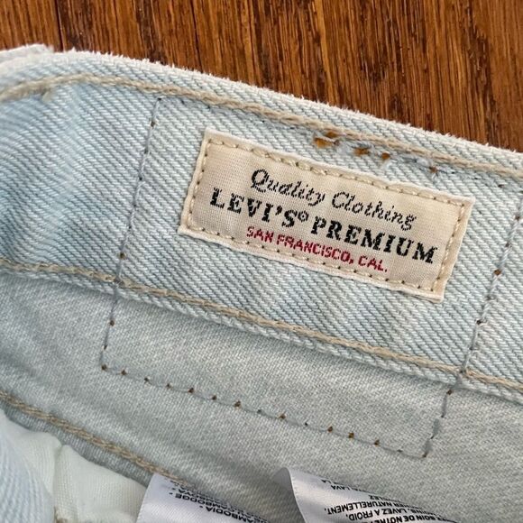 501 Levi light wash jeans - Picture 8 of 10